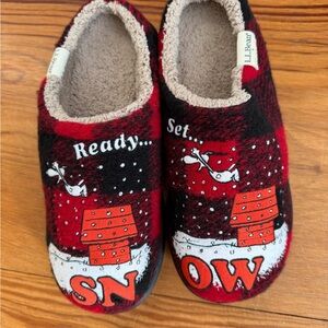 LL Bean Daybreak Scuff Snoopy Red and Black Slippers